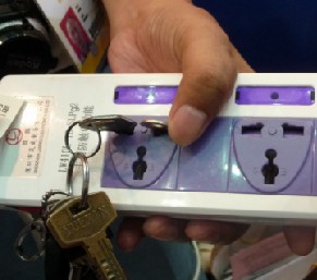 由于具有識別功能，插座只對標準插頭“來電”人體不受傷害