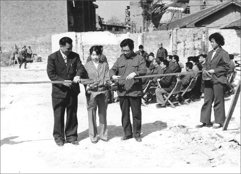 1986年，長虹彩電工程奠基，這樣的剪彩儀式，剪出了中國最大的彩電生產(chǎn)基地之一
