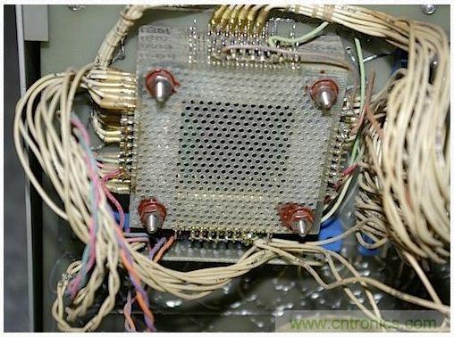 經典懷舊拆解！歷史彌留的可編程科學計算器 from 1966